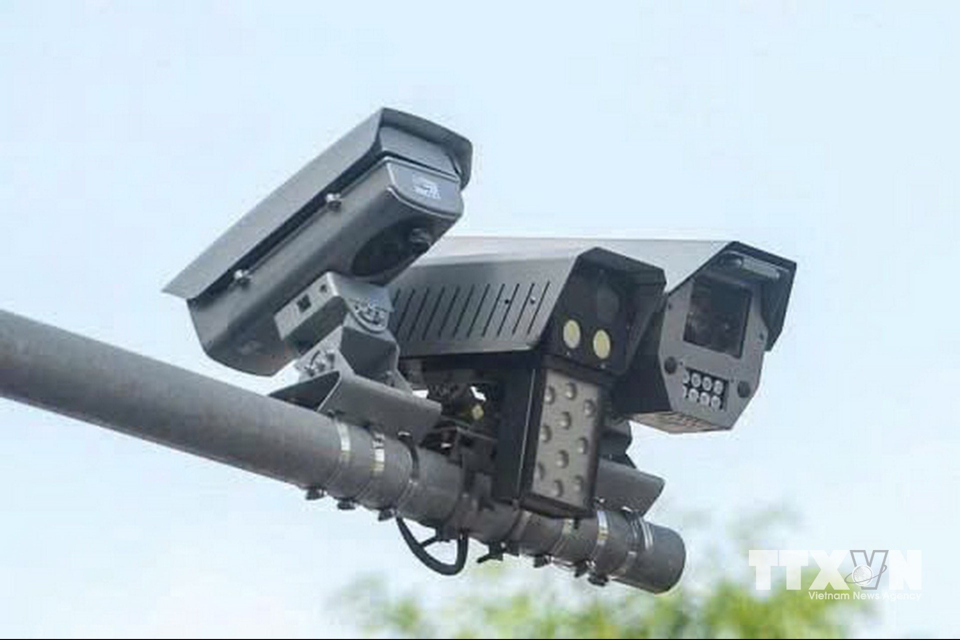 Hệ thống camera AI phát huy hiệu quả khi phát hiện hơn 1.020 trường hợp vi phạm, chủ yếu là không chấp hành hiệu lệnh đèn tín hiệu giao thông (hơn 626 trường hợp), không đội mũ bảo hiểm (hơn 361 trường hợp), cùng một số hành vi dừng, đỗ, đón trả hành khách sai quy định. (Ảnh: Quốc Lũy/TTXVN)